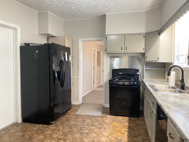 Photo - 3136 W 40th St (Cleveland, OH) Apartment
