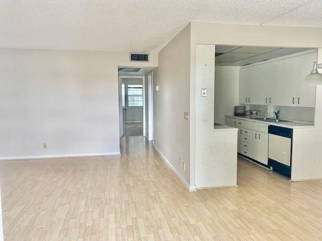 Building Photo - 3063 Ainslie Dr