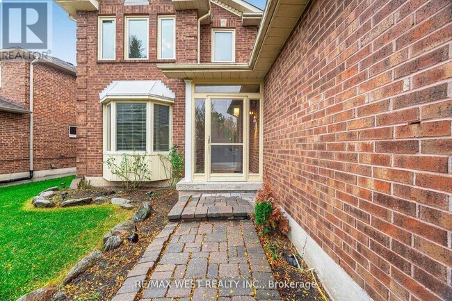 Photo du bâtiment - 86 Dina Rd