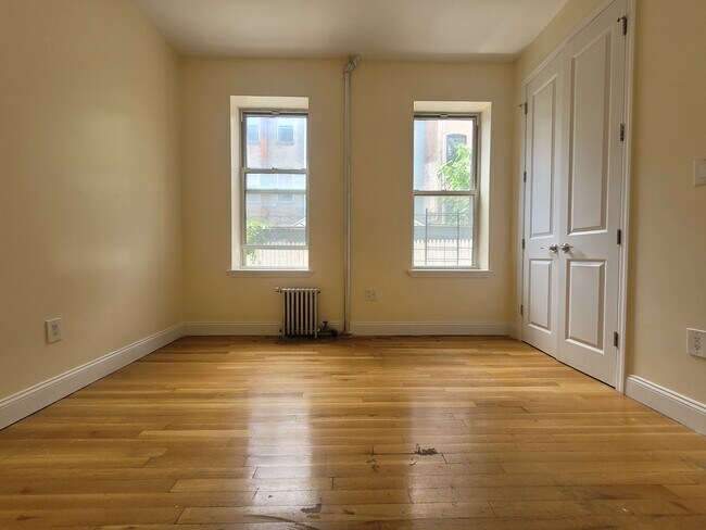 Foto del edificio - 305 Clarkson Ave