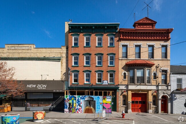 Exterior - 246 Bay St