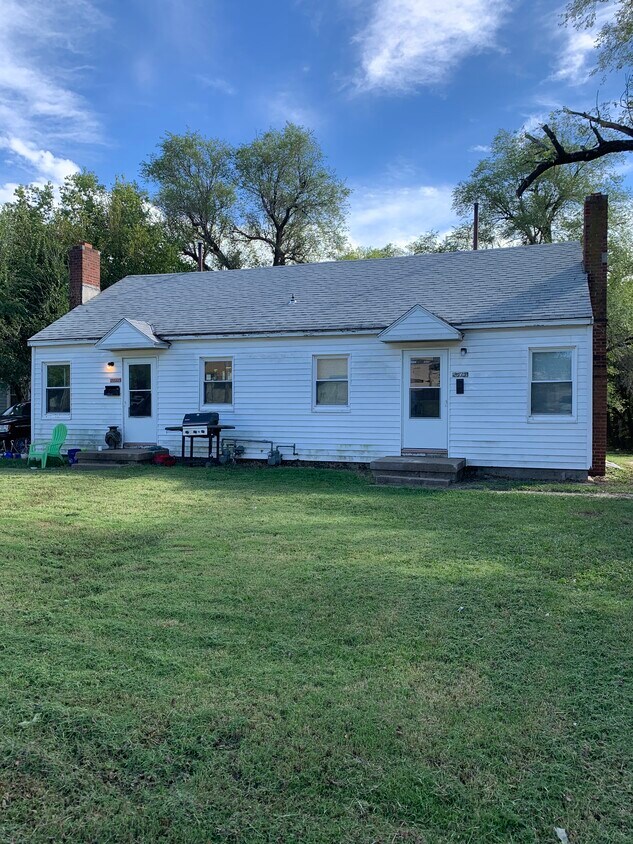 Primary Photo - 2615 E Stadium Dr