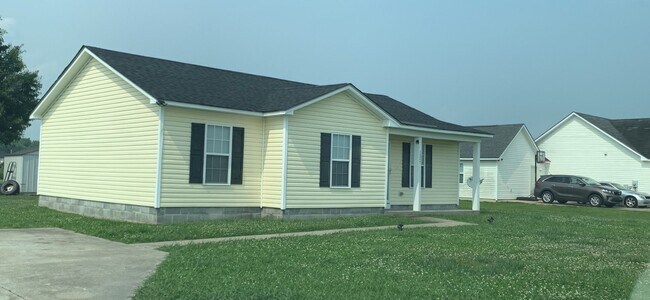 Building Photo - Country Charm