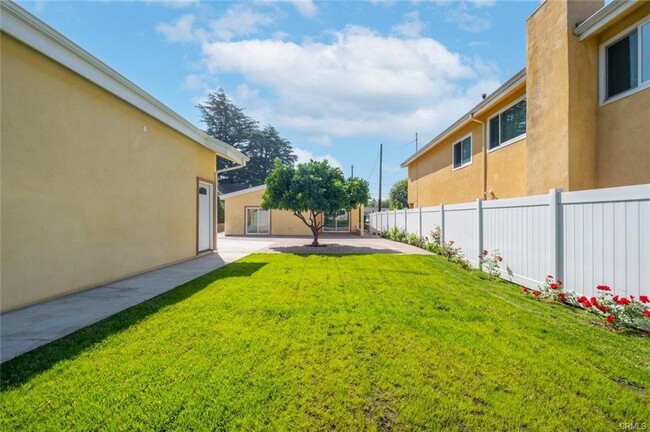 Building Photo - 1075 E Elmwood Ave