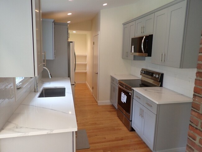 Building Photo - 10 Montvale Rd