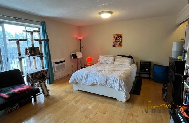 Building Photo - Large Studio - Balcony - Pool - Close to T
