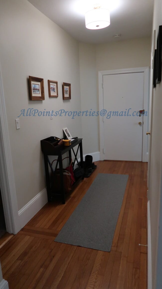 foyer - 150 Salisbury Rd