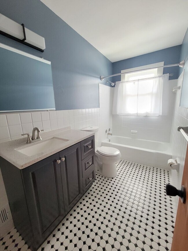 Foto del edificio - Renovated Upper Level Duplex - Armatage Ne...