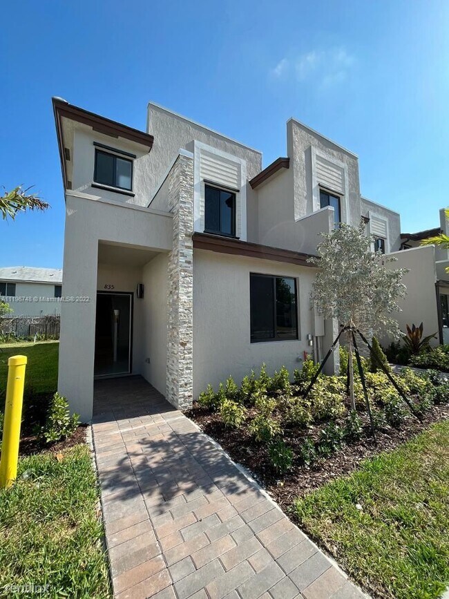 Foto del edificio - 3 br, 3 bath Townhome - 835 NE 211th St