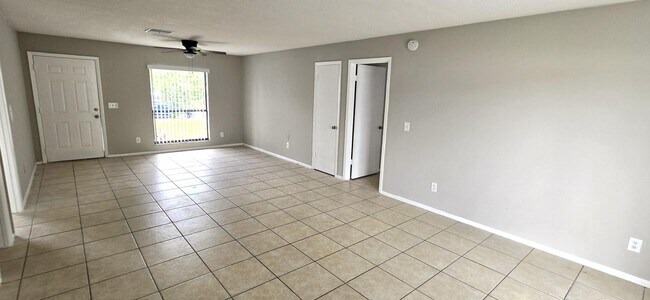 Foto del edificio - 872 Aspenwood Cir