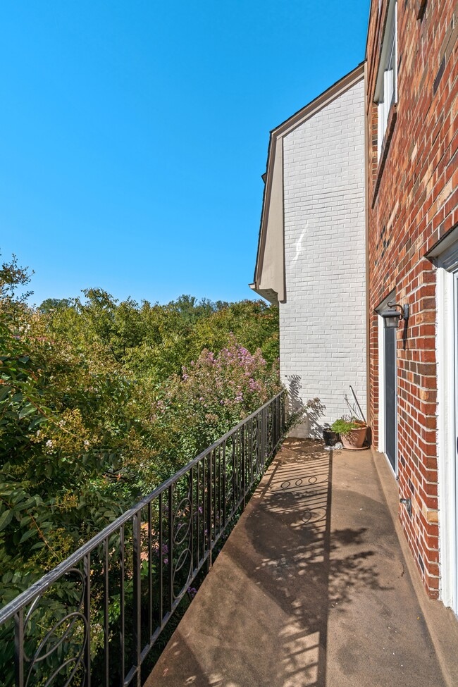 Pretty tree-top Views - 3289 Sutton Plz NW