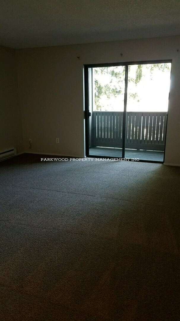Building Photo - 2 Bedroom, North Tacoma, $1595 + $100 w/s/g = $1695.00, upper floor apartment