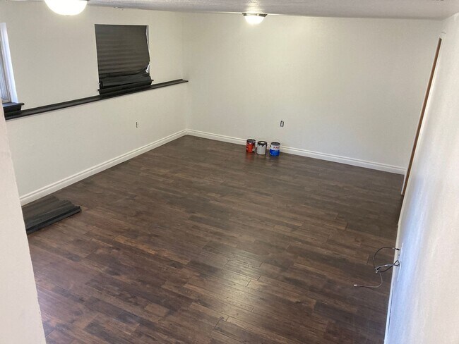 Building Photo - Spacious 3 Bedroom 1 Bath House Located in...