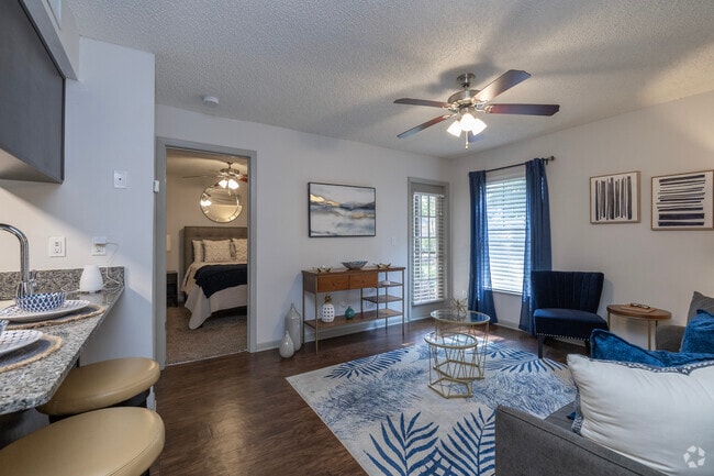1BR, 1BA - 522SF - Living Room - Valrico Station