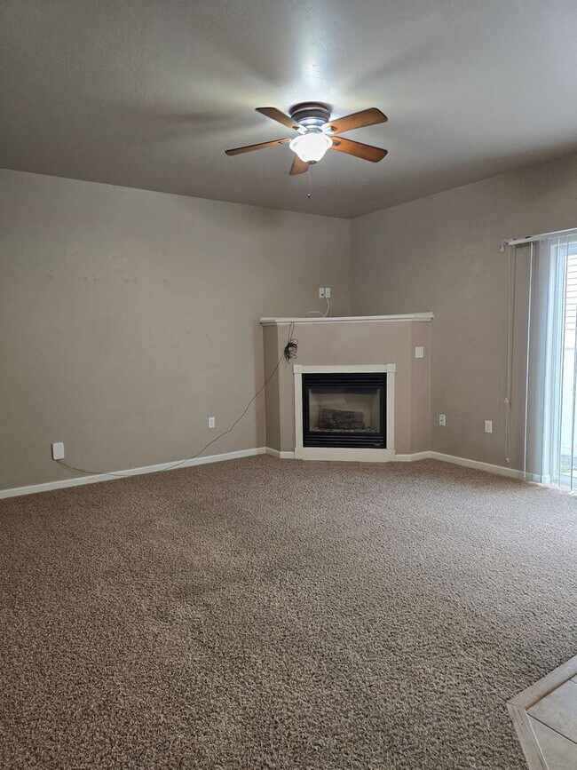Building Photo - Eastside3 Bed 2.5 Bath Townhouse w/ Garage