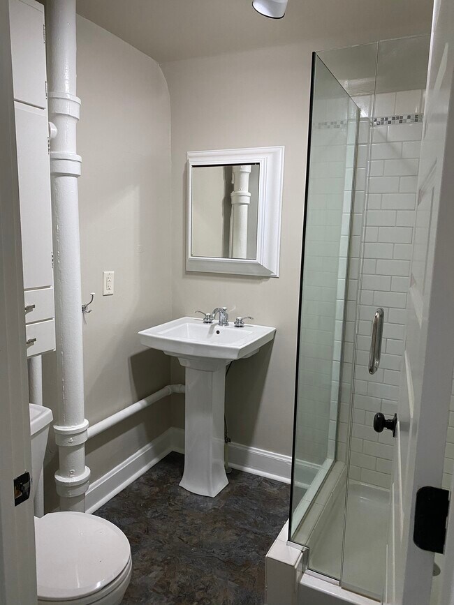 609 McDonough St Unit upper, Eau Claire, WI 54703 Apartments in Eau