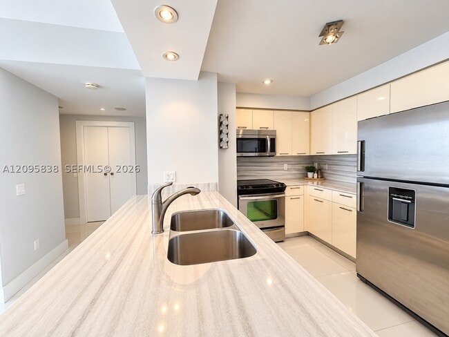 Building Photo - 2475 Brickell Ave