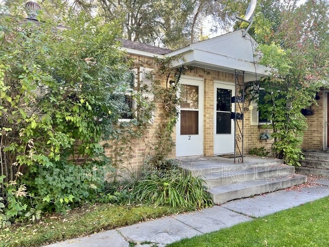 Building Photo - 369 Maple St