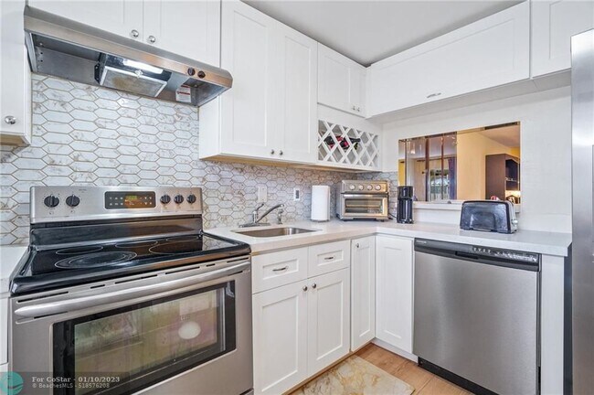 Building Photo - 3531 Inverrary Dr