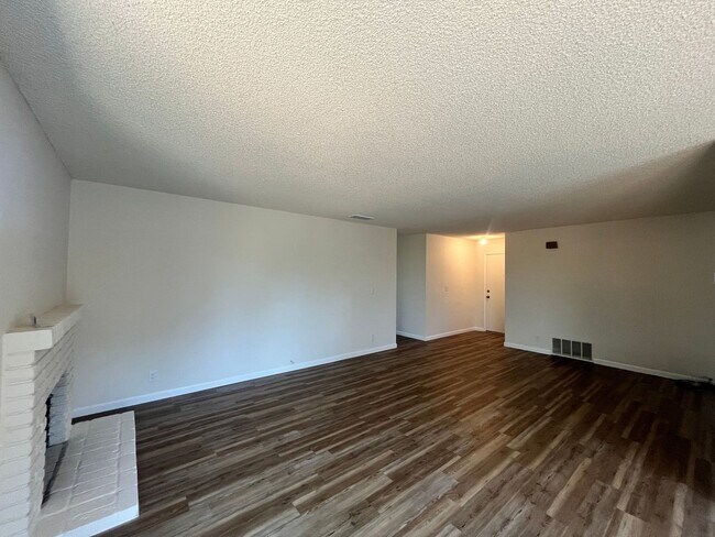 Building Photo - AVAILABLE NOW 3 BED 2 BATH IN SAN JOSE!