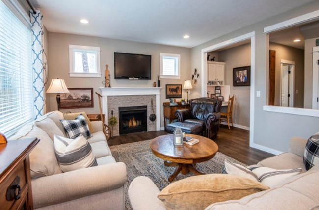 Building Photo - Modern 4-bdr with two Master Suites & Moun...