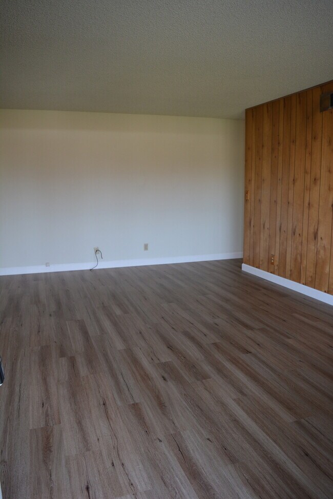 Foto del edificio - UPSTAIRS 2 BEDROOM UNIT IN A 4PLEX AT HAMILTON DOWNS