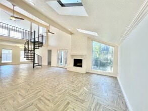 Building Photo - 707 Center Hill Dr