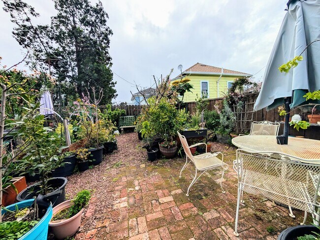 Foto del edificio - Charming remodeled lower unit with amazing yard and laundry