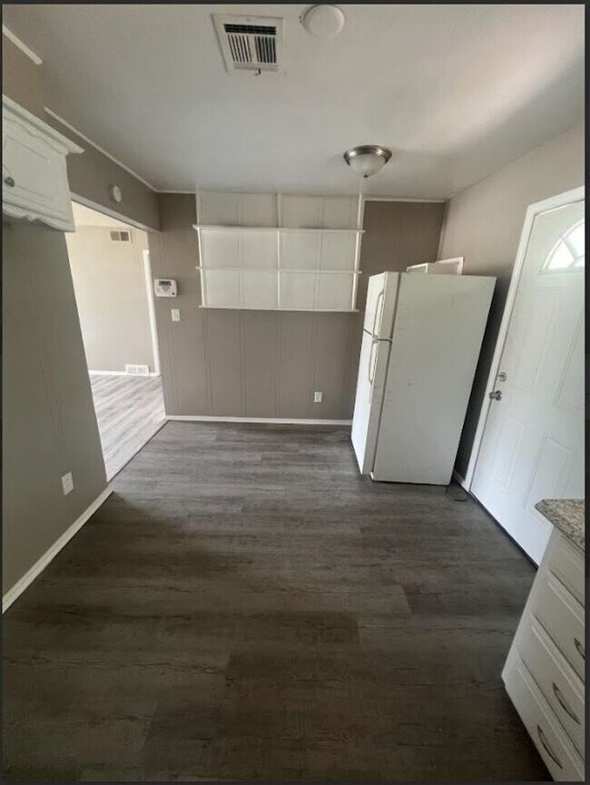 Building Photo - 4 bedroom 1 bathroom home in Midwest City!