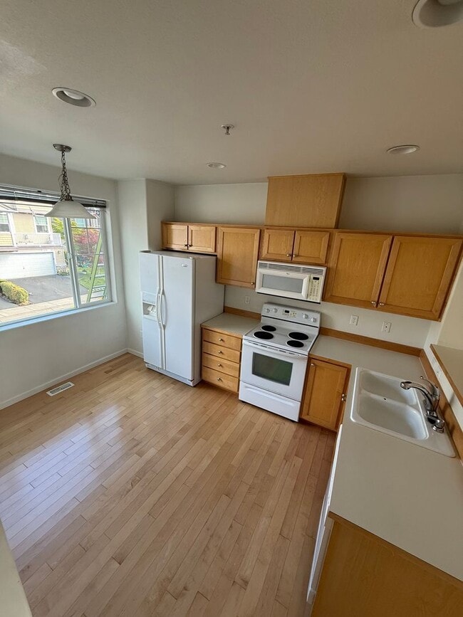 Building Photo - Spacious Beaverton Living – Prime Location...