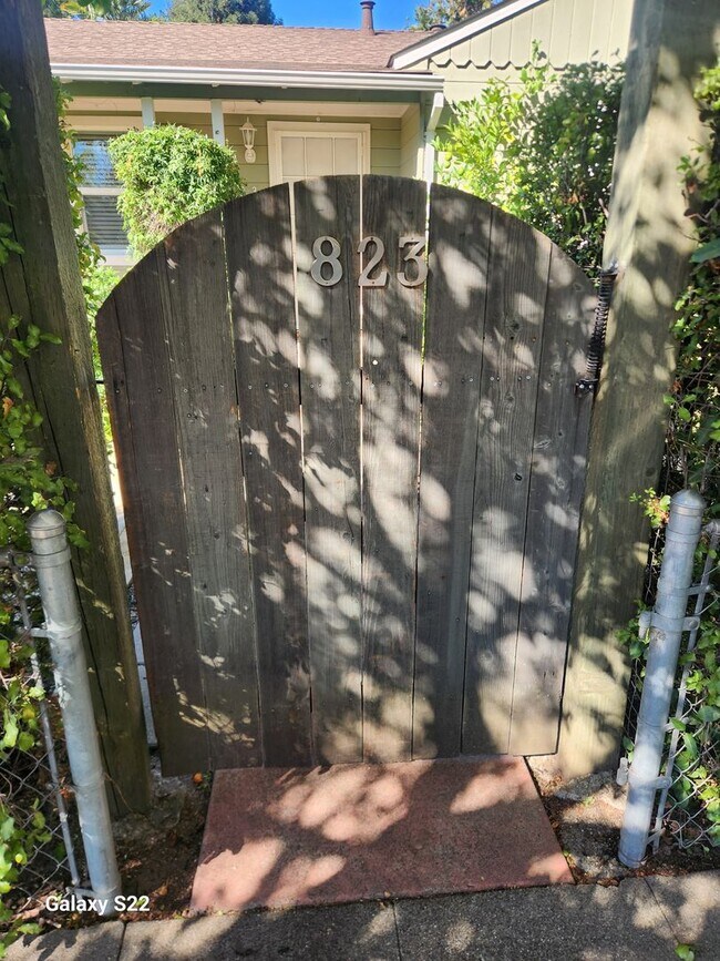 Foto del edificio - Beautiful 2 bedroom/1 bathroom home with a...