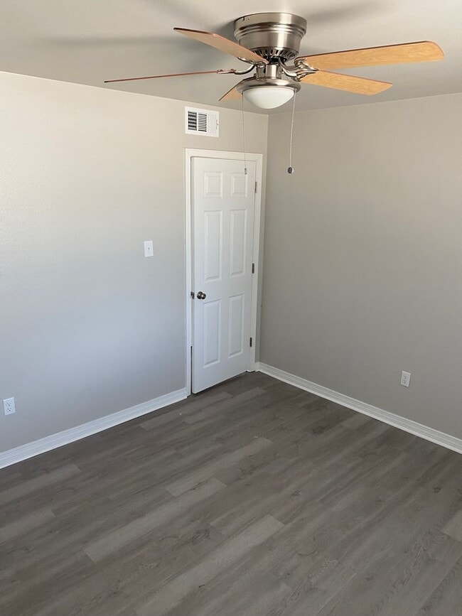 Foto del edificio - Available Now!