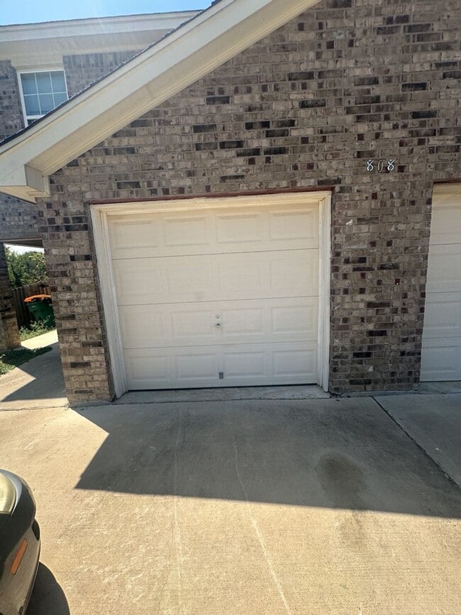 Building Photo - 3bd/2.5ba