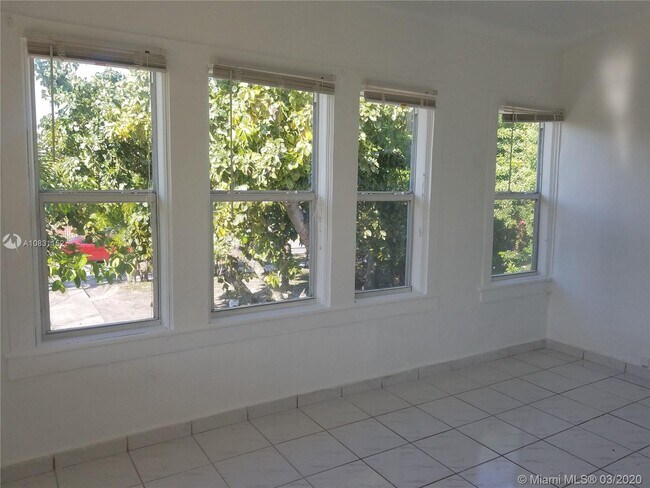 Building Photo - 2618 SW 19th Terrace