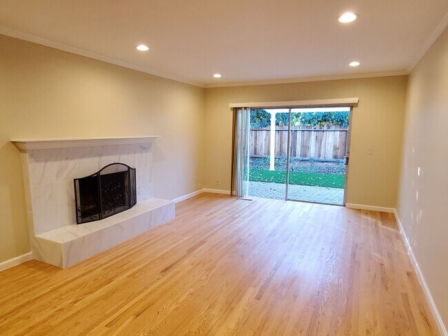 Foto del edificio - 6211 Cloverhill Dr