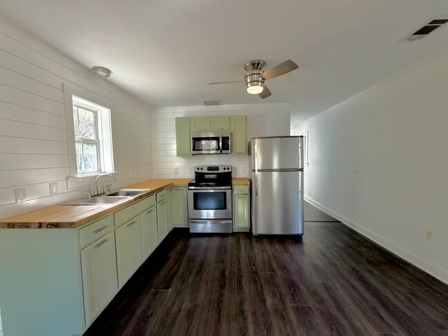 Building Photo - 199 E Bayou Forest Dr