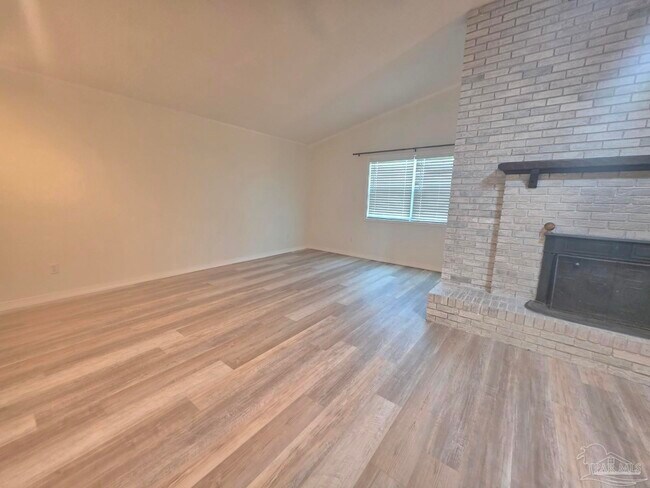 Foto del edificio - 760 Briarwood Dr