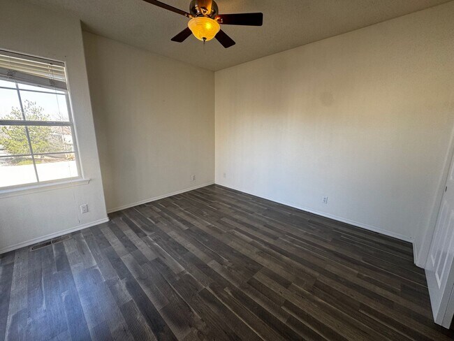 Foto del edificio - Beautiful townhome in a gated community.