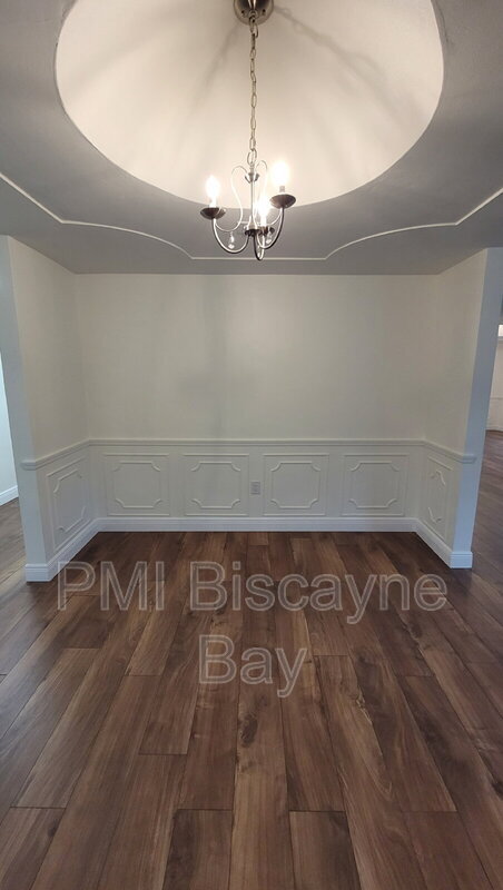 Building Photo - 4850 University Dr