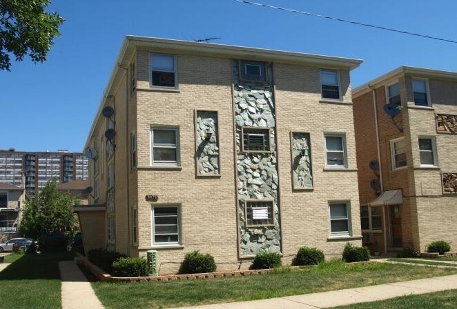 Foto del edificio - 8638 W Summerdale Ave