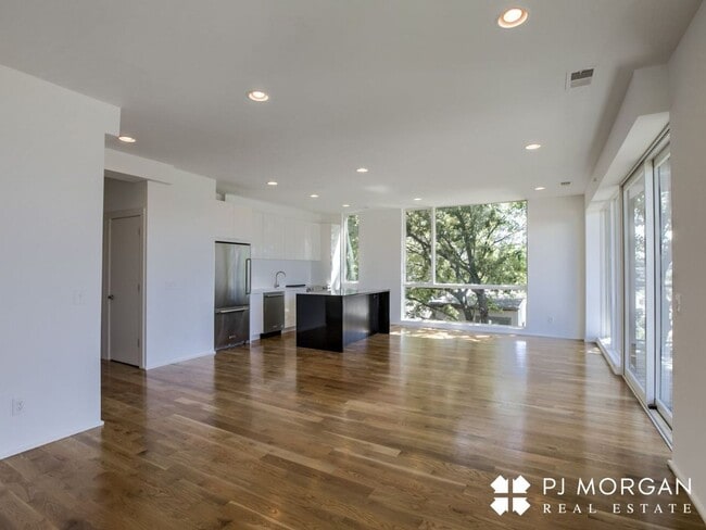 Building Photo - Downtown Luxury Condo