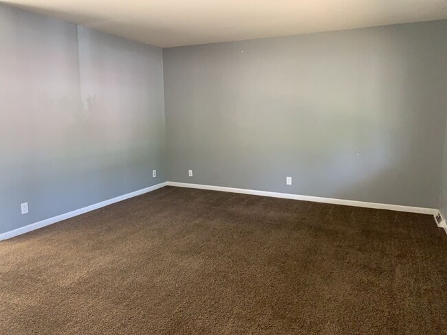Building Photo - STUDENTS WELCOME! 4 Bedroom / 2 Bath Home Near CSU