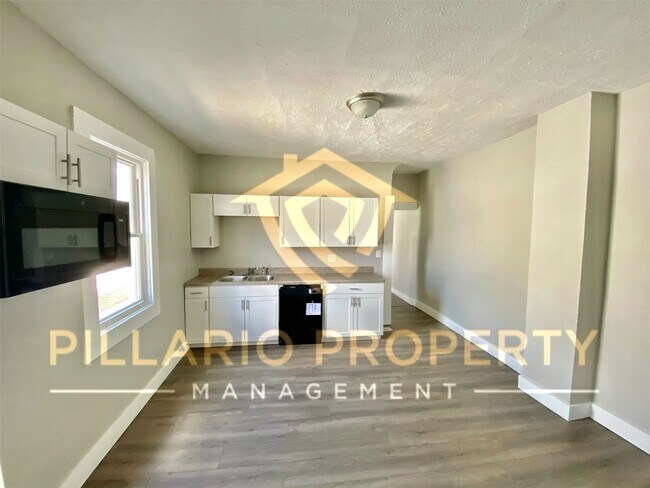 Building Photo - $500 OFF MOVE-IN SPECIAL!!! Updated, 3 Bedroom, 1 Bathroom Duplex Available !