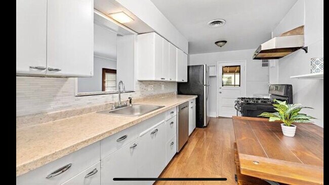 Building Photo - 937 W 32nd Ter