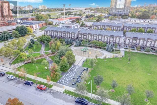 Photo du bâtiment - 181 Village Green Square