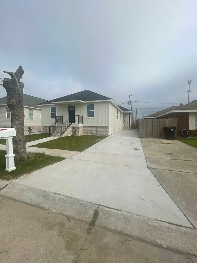 511 Pierre St Unit Back, Chalmette, LA 70043 Apartments in Chalmette