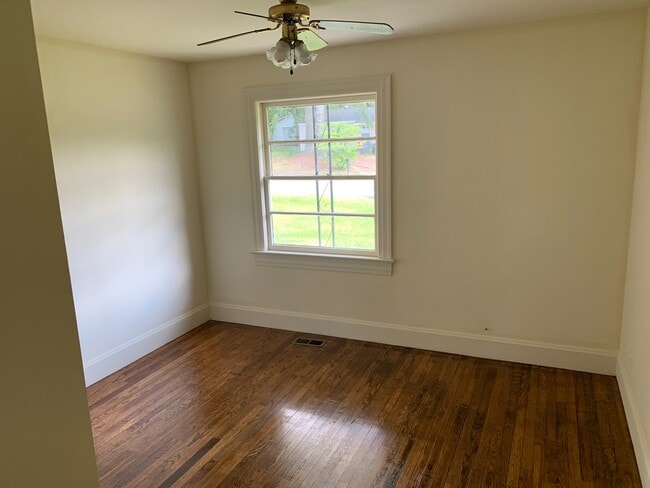 Building Photo - 3 Bedroom Brick Home With Hardwood Floors