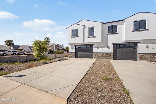 Building Photo - 920 E Pasadena Ave