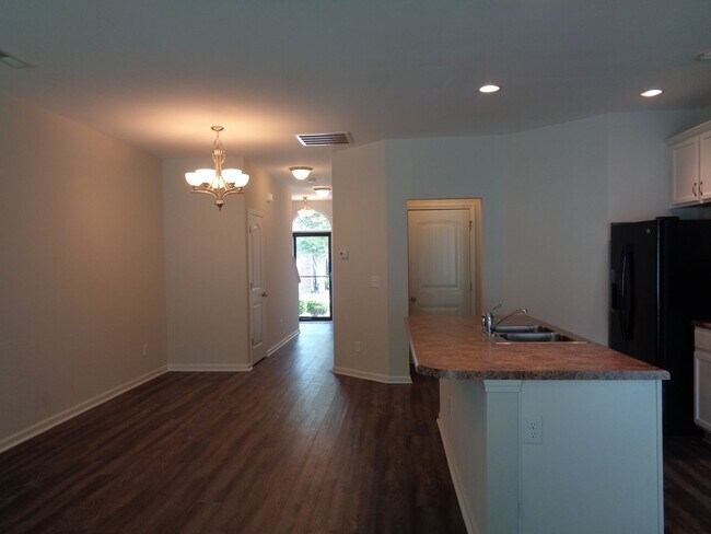Foto del edificio - 3 Bedroom Townhouse with 1-Car Garage