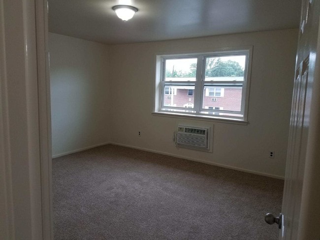 Building Photo - 2555 Veser Ln